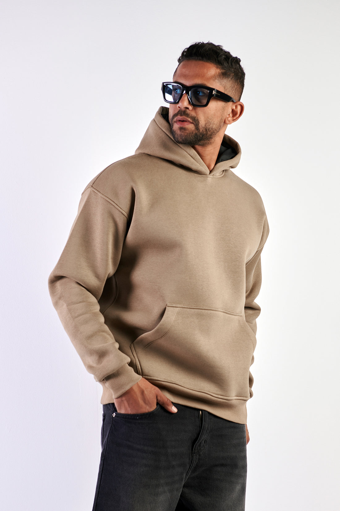 HOODIES & SWEATSHIRTS